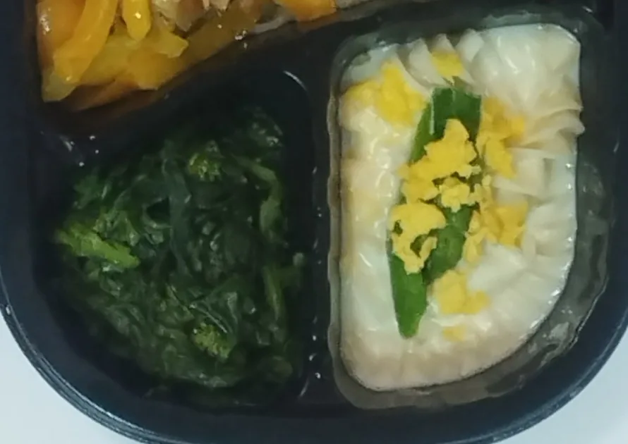 健康直球便 Cタンドリーチキンの副菜を寄りで見たところ。左が菜の花のお浸し、右がマカロニのクリームソース