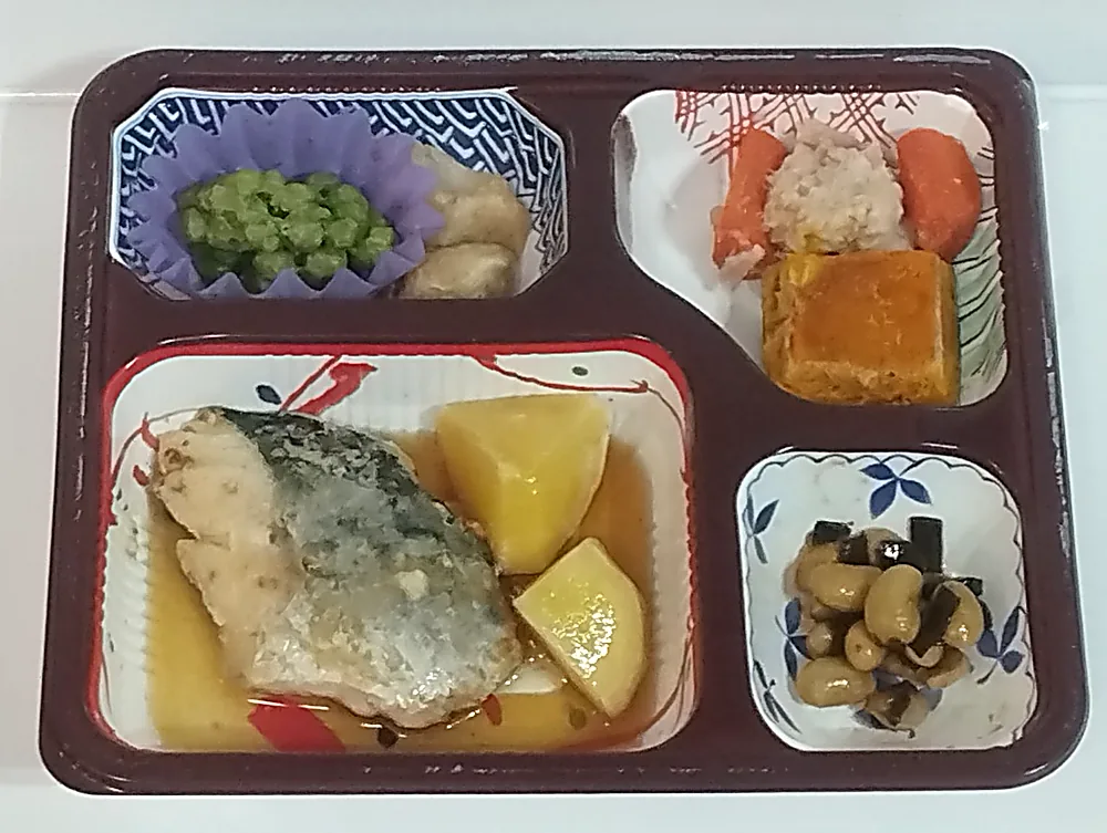MFS やわらか食(栄養強化)サバのつけ焼きを電子レンジで温める前の状態