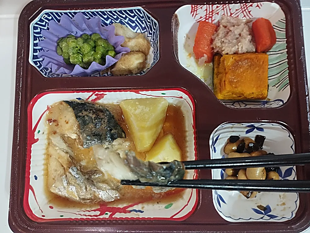 MFS やわらか食(栄養強化)のサバのつけ焼きを箸でほぐしたところ。身がほろっとほぐれている