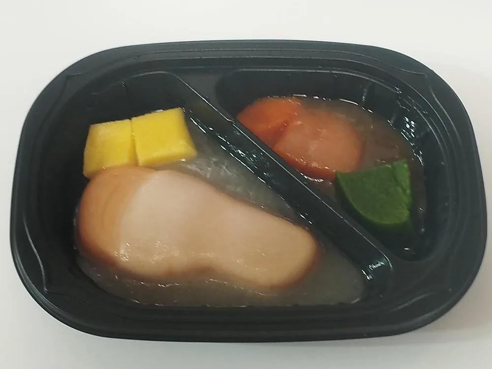 食楽膳 SG朝食セット 鮭の塩焼き風を温めた後の盛り付け。鮭ムース、たまご、ほうれん草の生姜和え、人参が彩りよく並ぶ